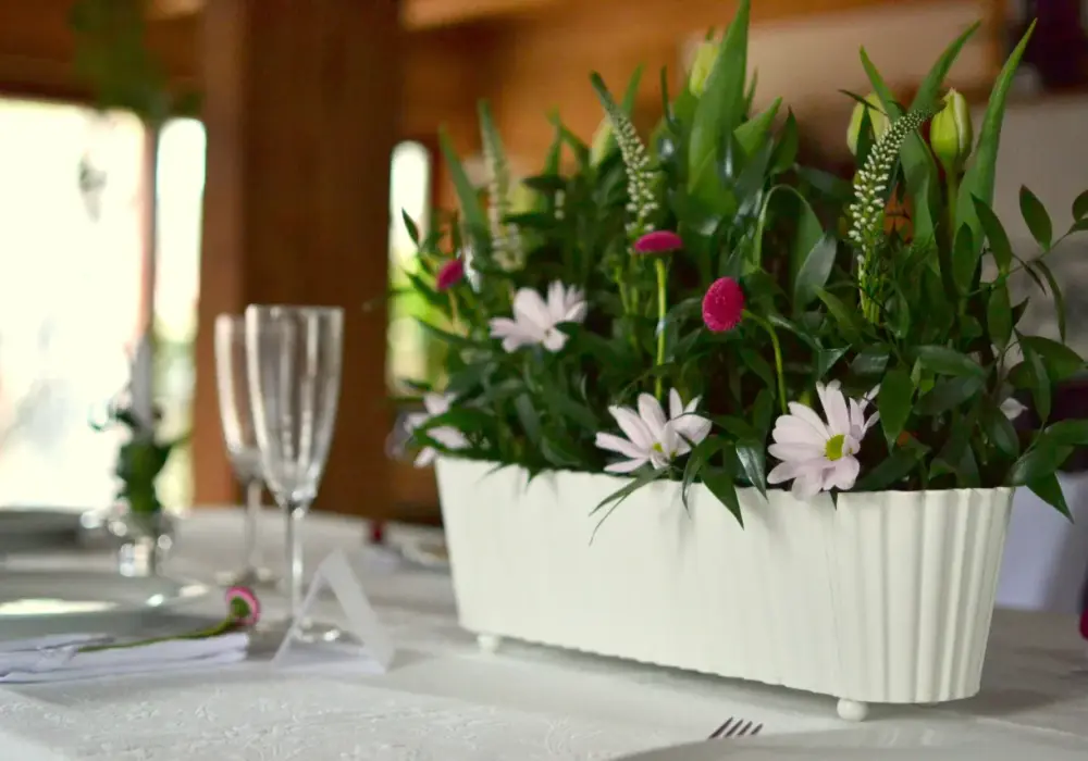 Jakie kwiaty na chrzest na stół? Eleganckie i wyjątkowe propozycje