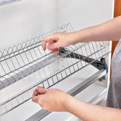 Jak zamontować suszarkę do naczyń w szafce bez problemów?