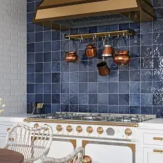 Co między szafkami: inspiracje i materiały, które zachwycą każdego