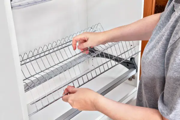 Jak zamontować suszarkę do naczyń w szafce bez problemów?